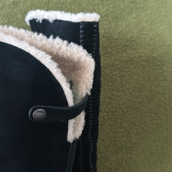 Ugg heeled and clog type knee high boots with real sherpa lining with zipperr - Picture 8 of 8